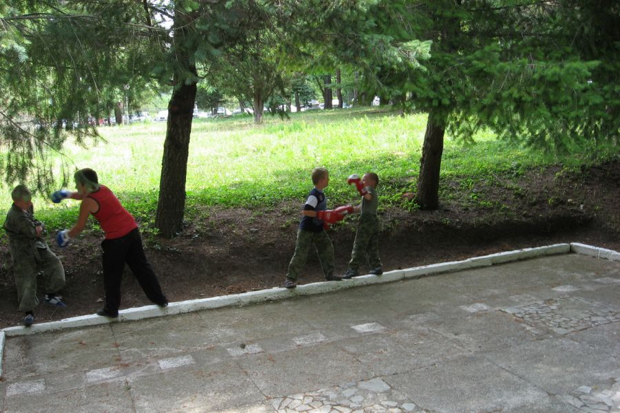 Маленькие бойцы РОСС в бою на бревне